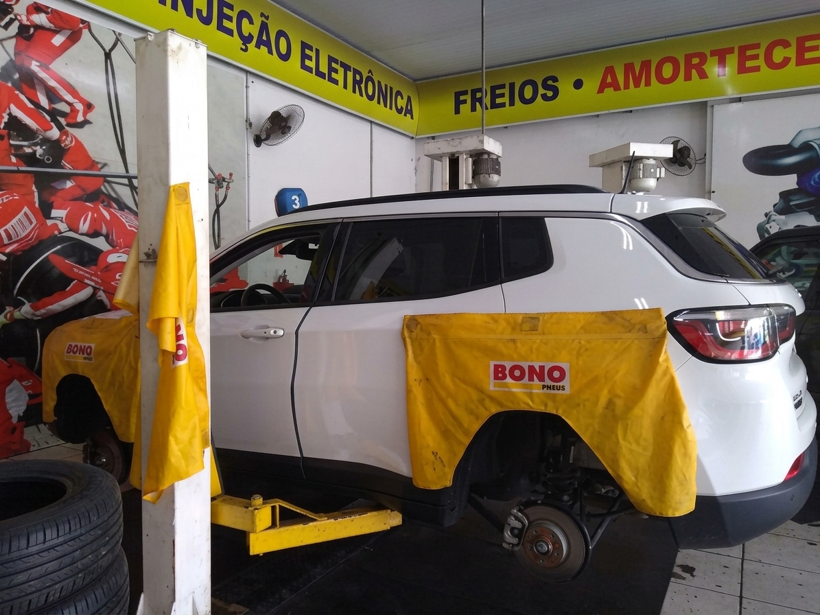Veículo em atendimento na oficina Bono Pneus Americana