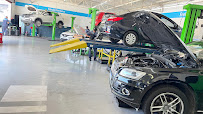 Interior da oficina na imagem fornecida