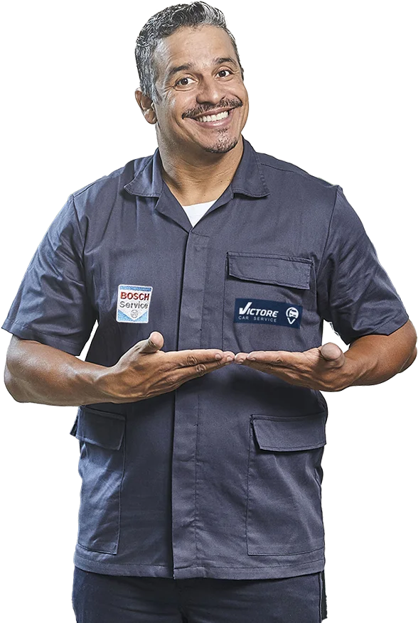 Profissional com uniforme Victore Car Service e Bosch